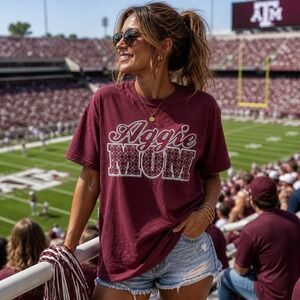 Gildan DryBlend Texas A&M Aggie Mom Maroon Short Sleeve T-Shirt Womens Small